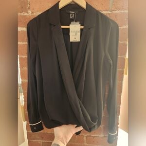 💜 Deep-V Woven Draped Long sleeve black top w/ cream details Forever 21 Medium